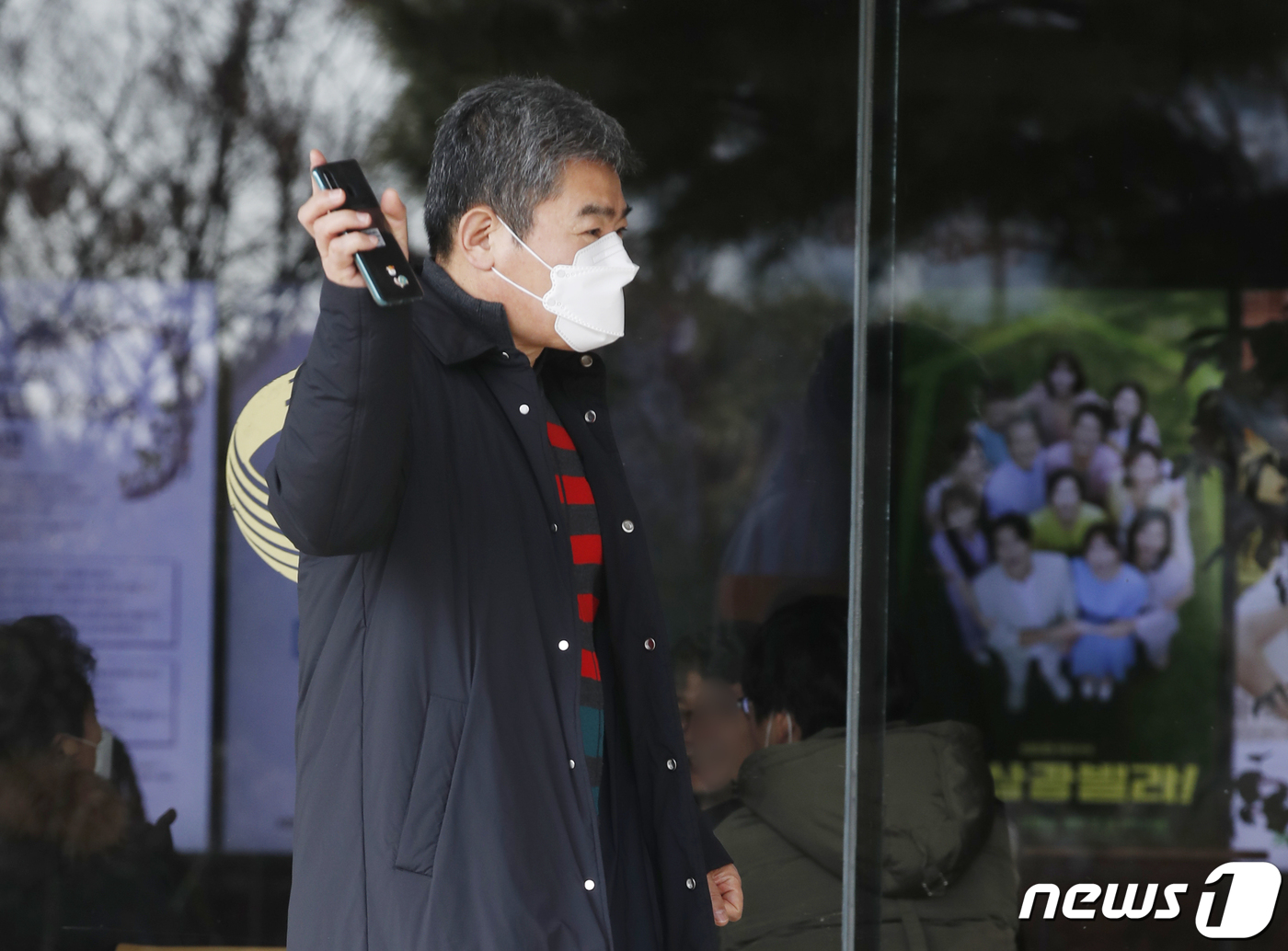 (서울=뉴스1) 권현진 기자 = 가수 진성이 25일 오후 서울 여의도 KBS 별관에서 열린 ‘가요무대’ 녹화를 위해 들어서며 인사를 하고 있다. 2021.1.25/뉴스1