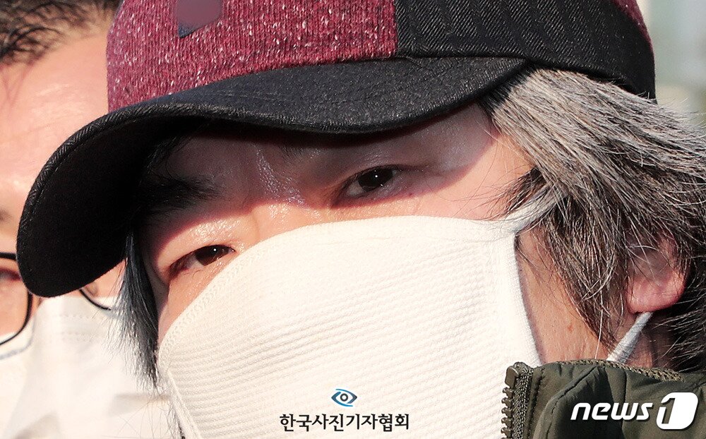 본문 이미지 - <이달의보도사진상 - 우수상> 아동 성폭행 혐의로 징역 12년을 복역 후 출소한 조두순(68)이 12일 오전 경기도 안산준법지원센터에서 행정절차를 마치고 이동하던 중 "진심으로 뉘우치고 있냐"는 질문에 취재진을 바라보고 있다. <조태형기자/ 뉴스1/ 한국사진기자협회 - 무단전재 재배포금지>