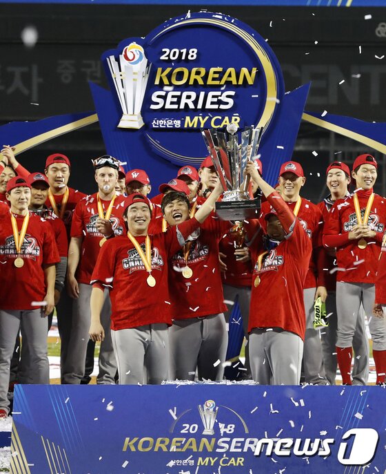 본문 이미지 - &#39;2018 프로야구 신한은행 마이카 KBO 한국시리즈&#39; 우승 세리머니에서 SK 와이번스 선수들이 트로피를 들고 기뻐하고 있다. 2018.11.13 ⓒ 뉴스1