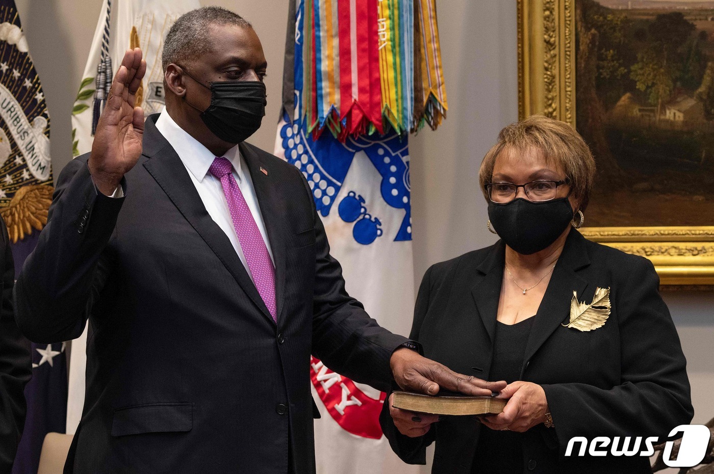 (워싱턴 AFP=뉴스1) 우동명 기자 = 로이드 오스틴 미국 국방 장관이 25일(현지시간) 워싱턴 백악관에서 부인 샬린 여사가 들고 있는 성경에 손을 얹고 카멀라 해리스 부통령 앞 …