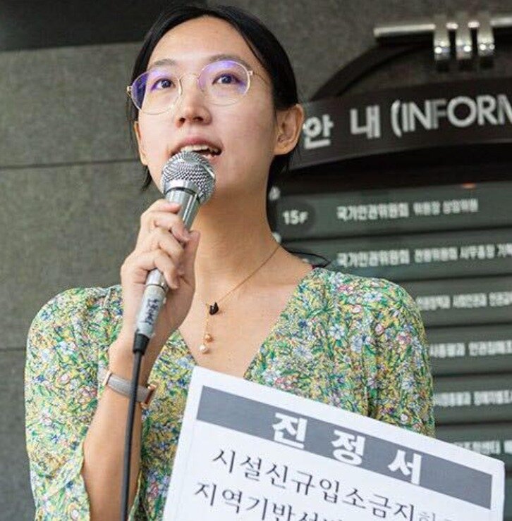 본문 이미지 - 장혜영 의원이 2018년 8우러 장애인 인권운동을 펼치던 모습. &#40;페이스북 갈무리&#41; ⓒ 뉴스1