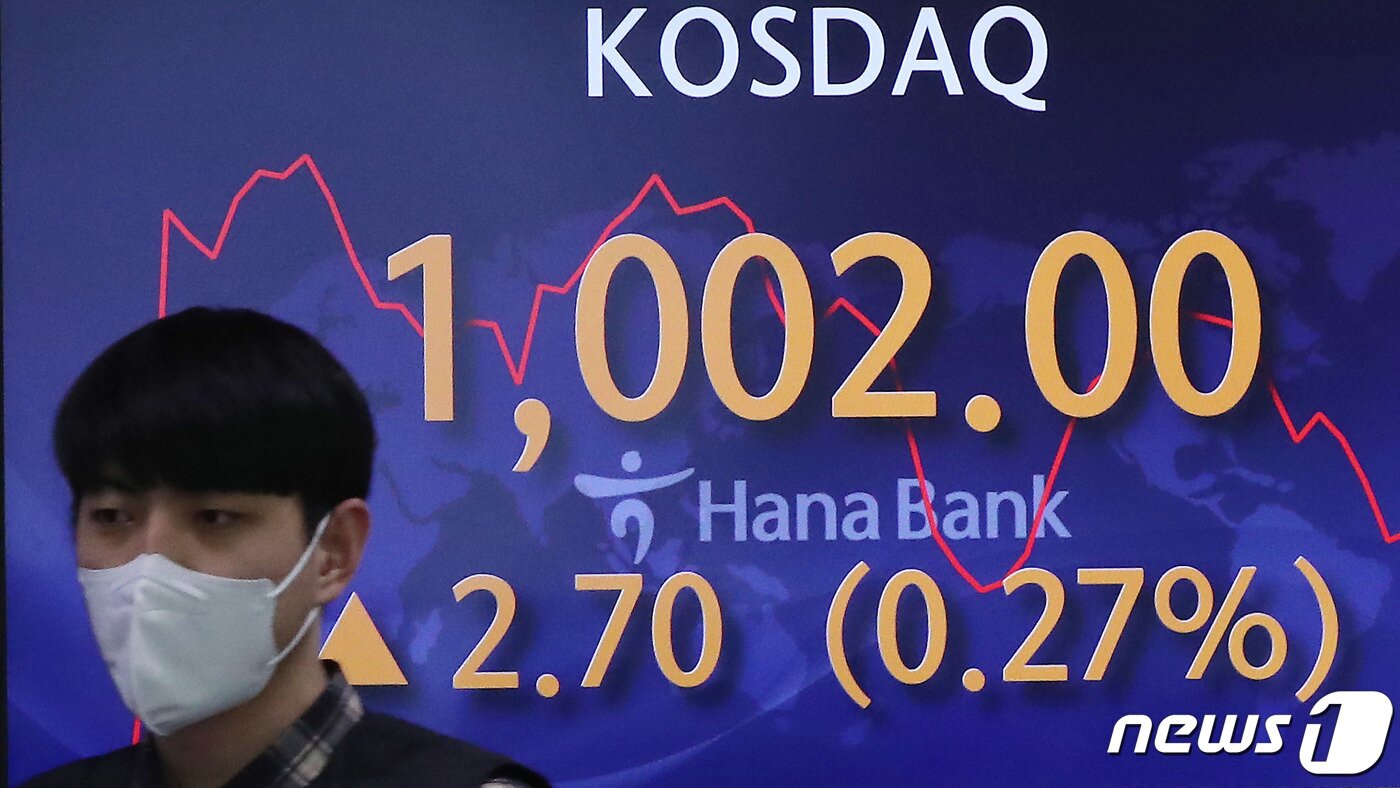 본문 이미지 - 지난 2021년1월26일, 코스닥 지수가 장중 1000포인트를 돌파한 모습. 사진은 서울 중구 명동 하나은행 딜링룸 전광판에 '천스닥'이 표시된 모습. 2021.1.26/뉴스1 ⓒ News1 박정호 기자