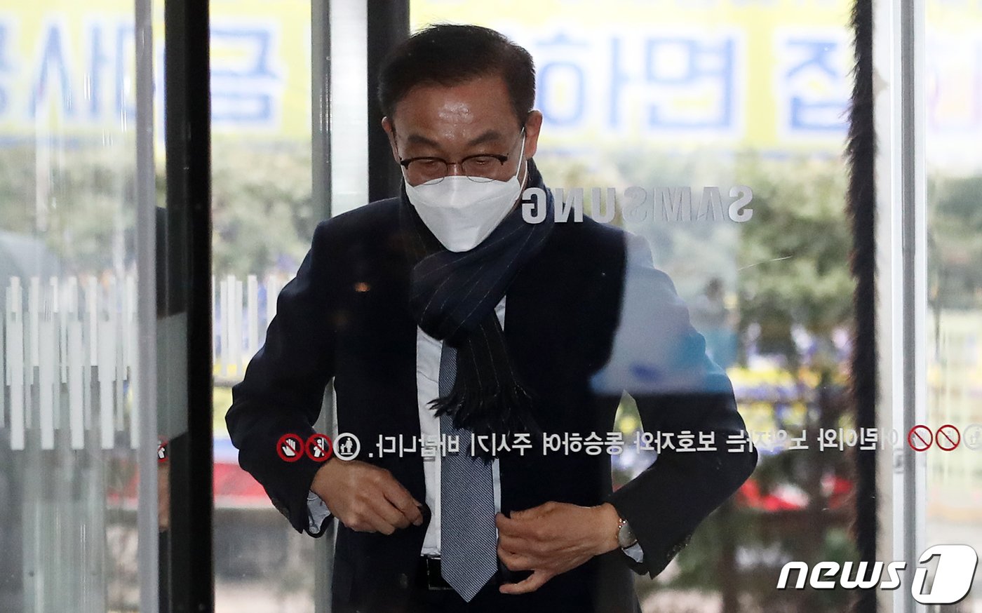 본문 이미지 - 김기남 삼성전자 부회장이 26일 오전 서울 서초구 삼성사옥에서 열린 준법감시위-계열사 최고경영자(CEO) 회동에 참석하고 있다. 2021.1.26/뉴스1 ⓒ News1 오대일 기자