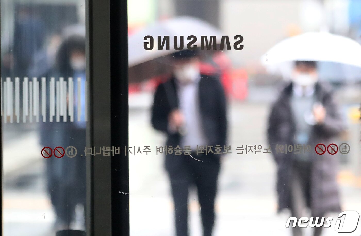 본문 이미지 - 서울 서초구 삼성전자 서초사옥에서 직원들이 드나드는 모습/뉴스1 ⓒ News1 오대일 기자