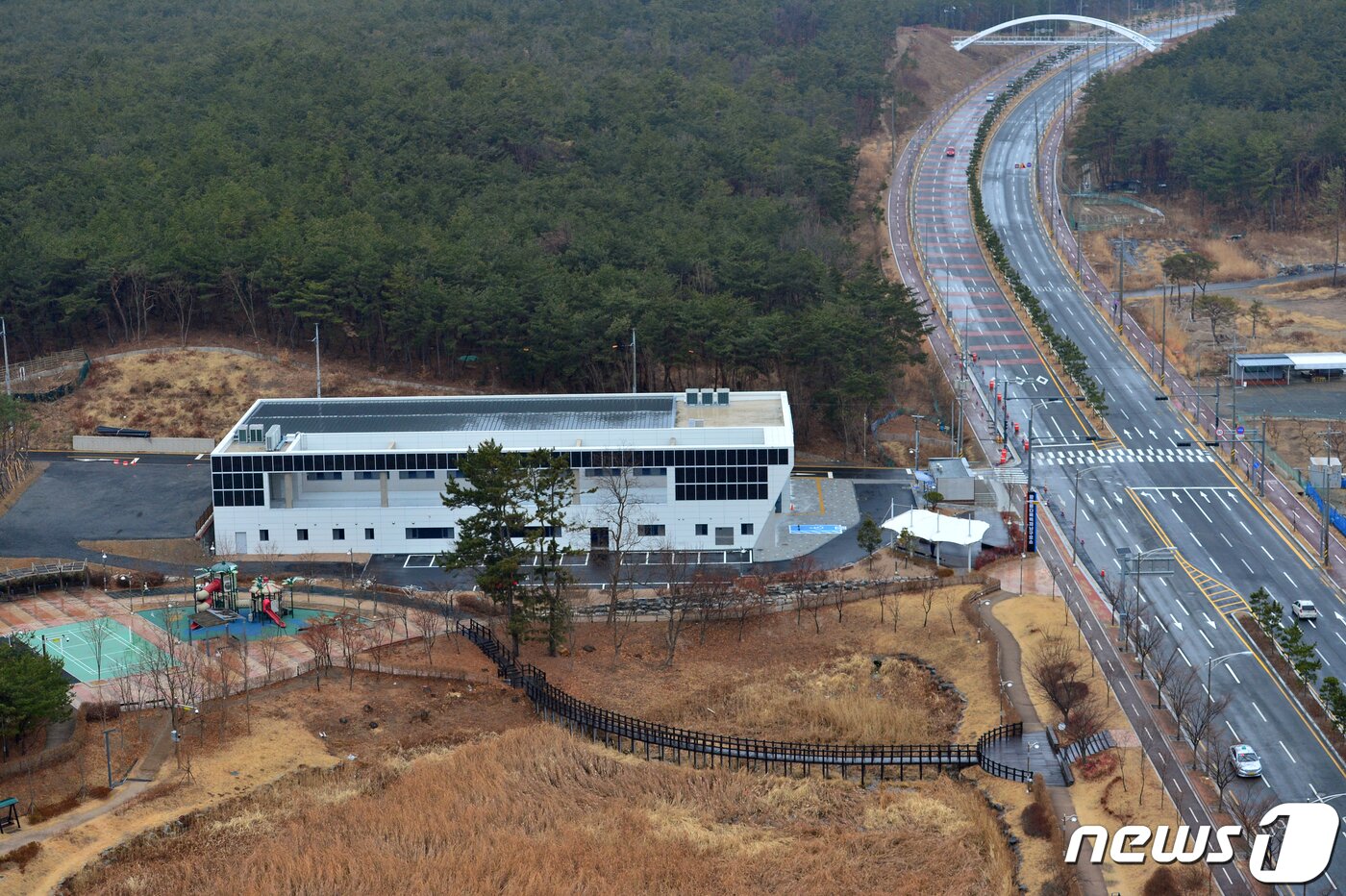 본문 이미지 - 경북 포항시가 26일 지진 등 자연재난상황에 대비하기 위해 북구 흥해읍 초곡에 이어 두번째 다목적재난구호소를 장량동에 준공했다. 다목적재난구호소는 평소에는 실내체육관으로 사용되며 재난상황발생시 이재민들을 수용한다. 부지 2만3913㎡에 연면적 1742㎡에 2층규모로 실내구호소, 급식실, 물품창고를 갖추고 있다. 2021.1.26/뉴스1 ⓒ News1 최창호 기자