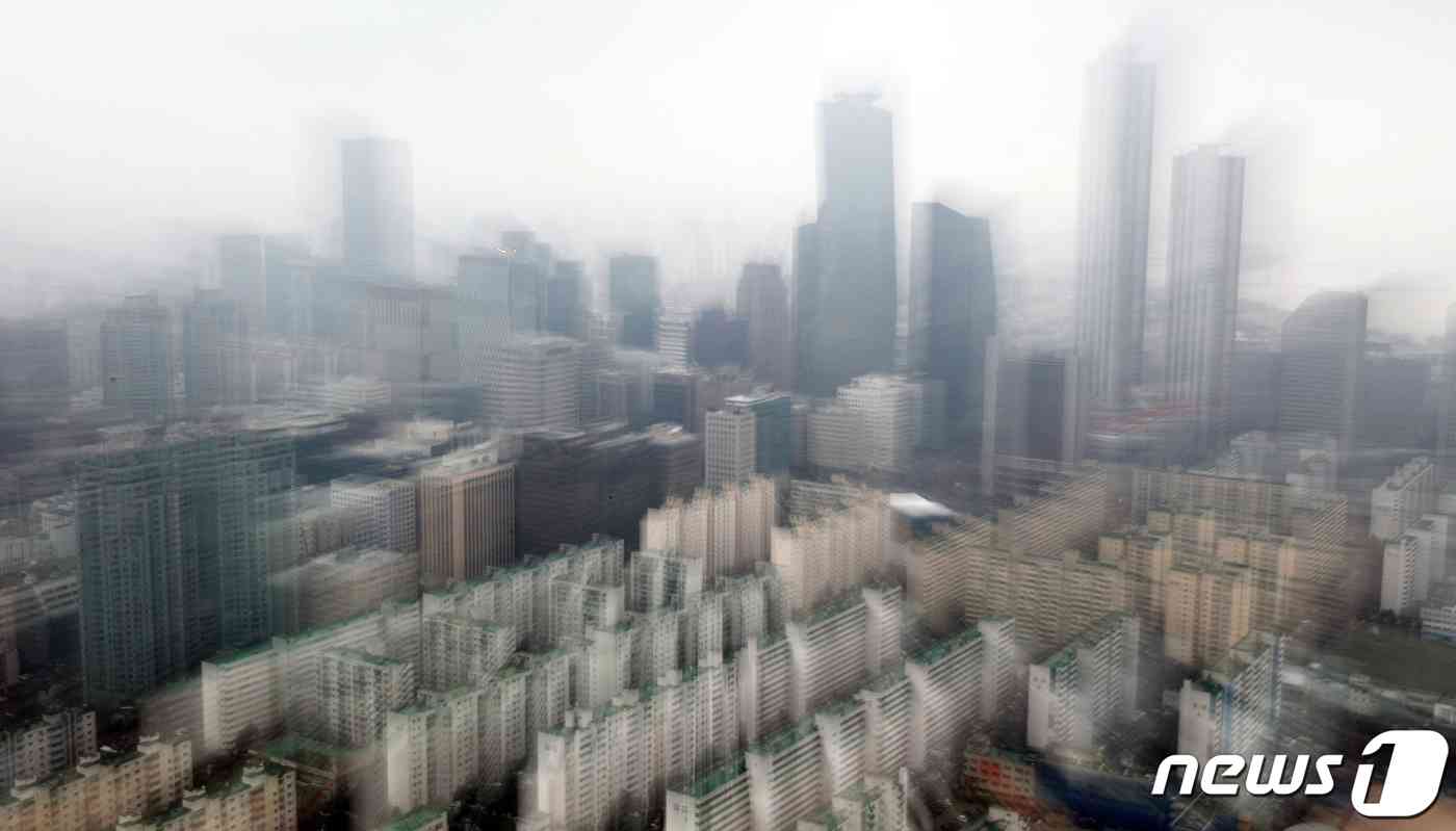 서울 여의도 63스퀘어에서 바라본 흐린 날씨 속 여의도 증권가. 2021.1.26/뉴스1 © News1 오대일 기자