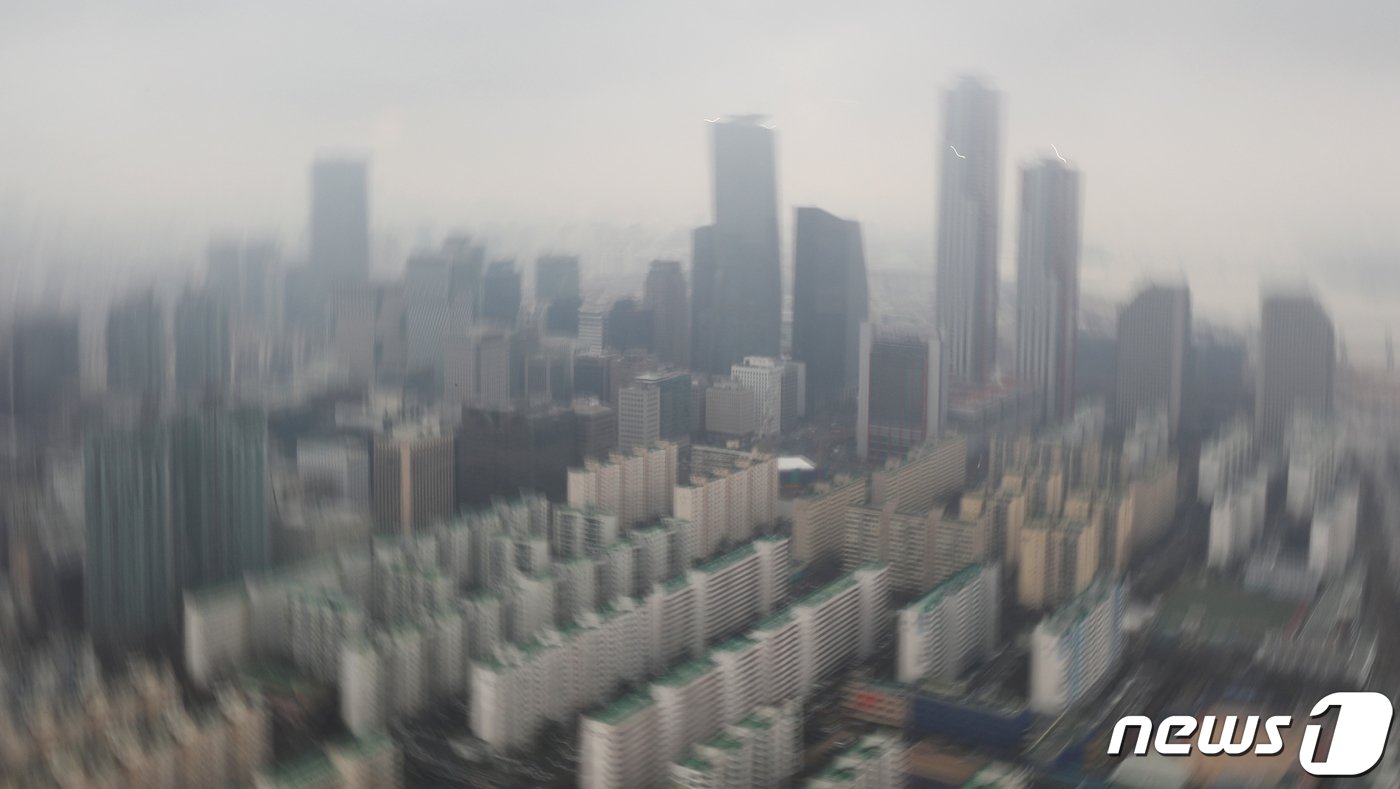 본문 이미지 - 국내 증권사들이 줄줄이 매매제한을 공지하며 사실상 국내에서 비트코인 현물 ETF 거래가 막히게 됐다. 서울 여의도 63스퀘어에서 바라본 흐린 날씨 속 여의도 증권가. 2021.1.26/뉴스1 ⓒ News1 오대일 기자