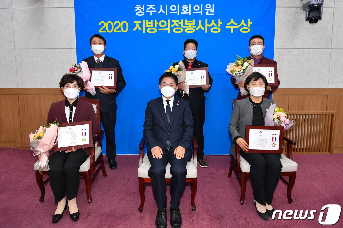 본문 이미지 - 충북 청주시의회는 더불어민주당 양영순·임은성·남일현 의원과 국민의힘 이우균·전규식 의원이 충북시군의회의장협의회 지방의정봉사상을 수상했다고 밝혔다. 양영순·전규식·이우균·남일현·임은성의원, 최충진 의장(왼쪽 하단부터 시계방향으로)ⓒ 뉴스1