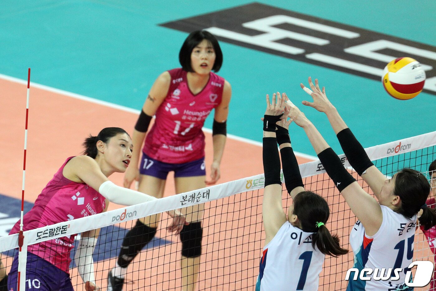 본문 이미지 - 프로배구는 설날에도 뜨거운 순위경쟁을 이어간다. 뉴스1 ⓒ News1 황기선 기자
