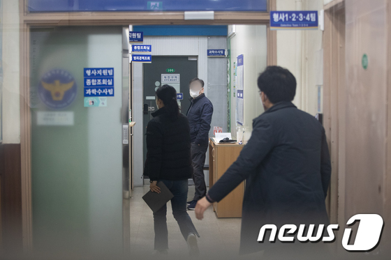 ‘Suspicion of looking at Lee Yong-gu’ seized and searched at Seocho Police Station…  Calm atmosphere