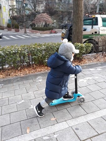 본문 이미지 - 보도에서 싱싱카를 타는 어린이. 조성관 작가 제공