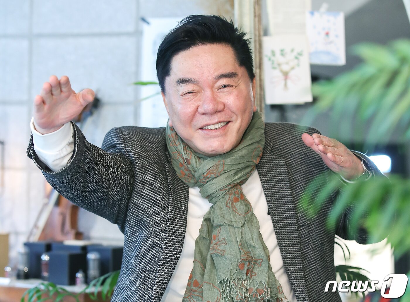 본문 이미지 - 개그맨 심형래가 27일 오후 서울 강남구 논현동의 한 카페에서 뉴스1과 인터뷰를 앞두고 포즈를 취하고 있다. 2021.1.27/뉴스1 ⓒ News1 김진환 기자