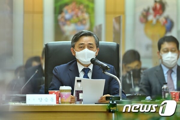 본문 이미지 - 양승동 KBS 사장이 지난달 27일 KBS 수신료 인상을 상정한 정기 이사회에 참석했다. (KBS 제공) ⓒ 뉴스1