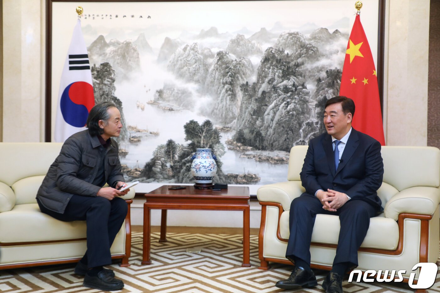 본문 이미지 - 싱하이밍 주한중국대사가 27일 서울 중구 주한중국대사관에서 뉴스1과 인터뷰를 하고있다. 2021.1.27/뉴스1 ⓒ News1 황기선 기자
