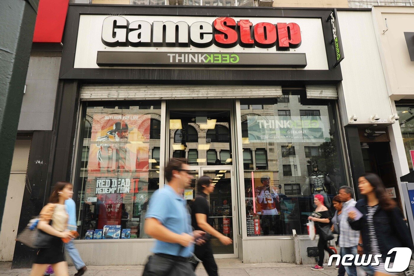 본문 이미지 - 미국 뉴욕 맨해튼에 있는 게임스탑 매장 앞으로 사람들이 지나가고 있다. ⓒ AFP=뉴스1 ⓒ News1 박형기 기자