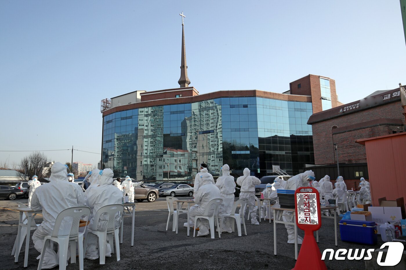 본문 이미지 - 28일 오전 광주 서구 쌍촌동 안디옥교회 주차장에서 보건당국 의료진들이 임시 선별진료소를 설치하는 등 분주한 모습을 보이고 있다. 지난 24일 해당 교회 신도 광주 1516번이 예배에 참석, 25일 확진 판정을 받은 이후 함께 예배에 참석한 신도 20명 이상이 확진 판정을 받았다. 2021.1.28/뉴스1 ⓒ News1 황희규 기자