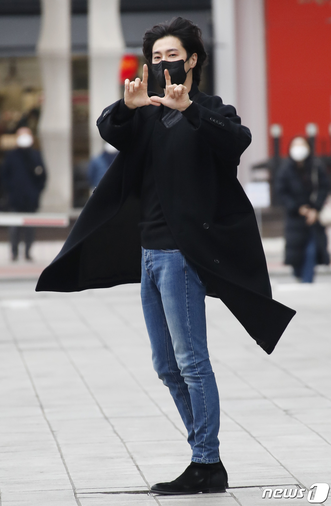 (서울=뉴스1) 권현진 기자 = 동방신기 유노윤호가 28일 오전 서울 목동 SBS에서 열린 SBS 라디오 파워FM '김영철의 파워FM'을 마치고 방송국을 나서며 인사를 하고 있다. …