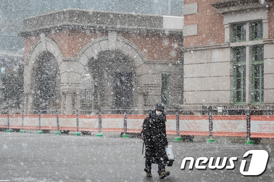 거센 눈발 날리는 서울역