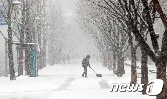 Gyeonggi area heavy snow preliminary news, metropolitan and local governments “completely prepared” (total)