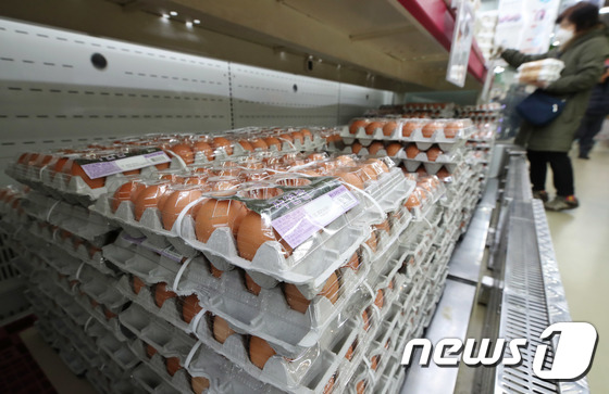 \'계란 폭리 잡는다\' 정부 비축 계란 판매 시작