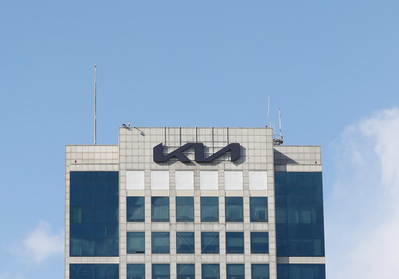 기아, 2Q 매출 33조 역대 최대…영업익 2조 6285억 '4.9%↓'(상보)