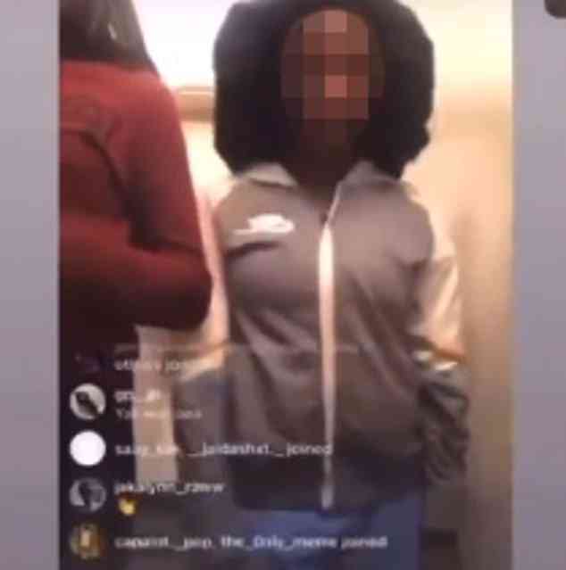 10대 소녀들이 올린 월마트 살해 후 자랑하는 영상-데일리메일 웹사이트 갈무리