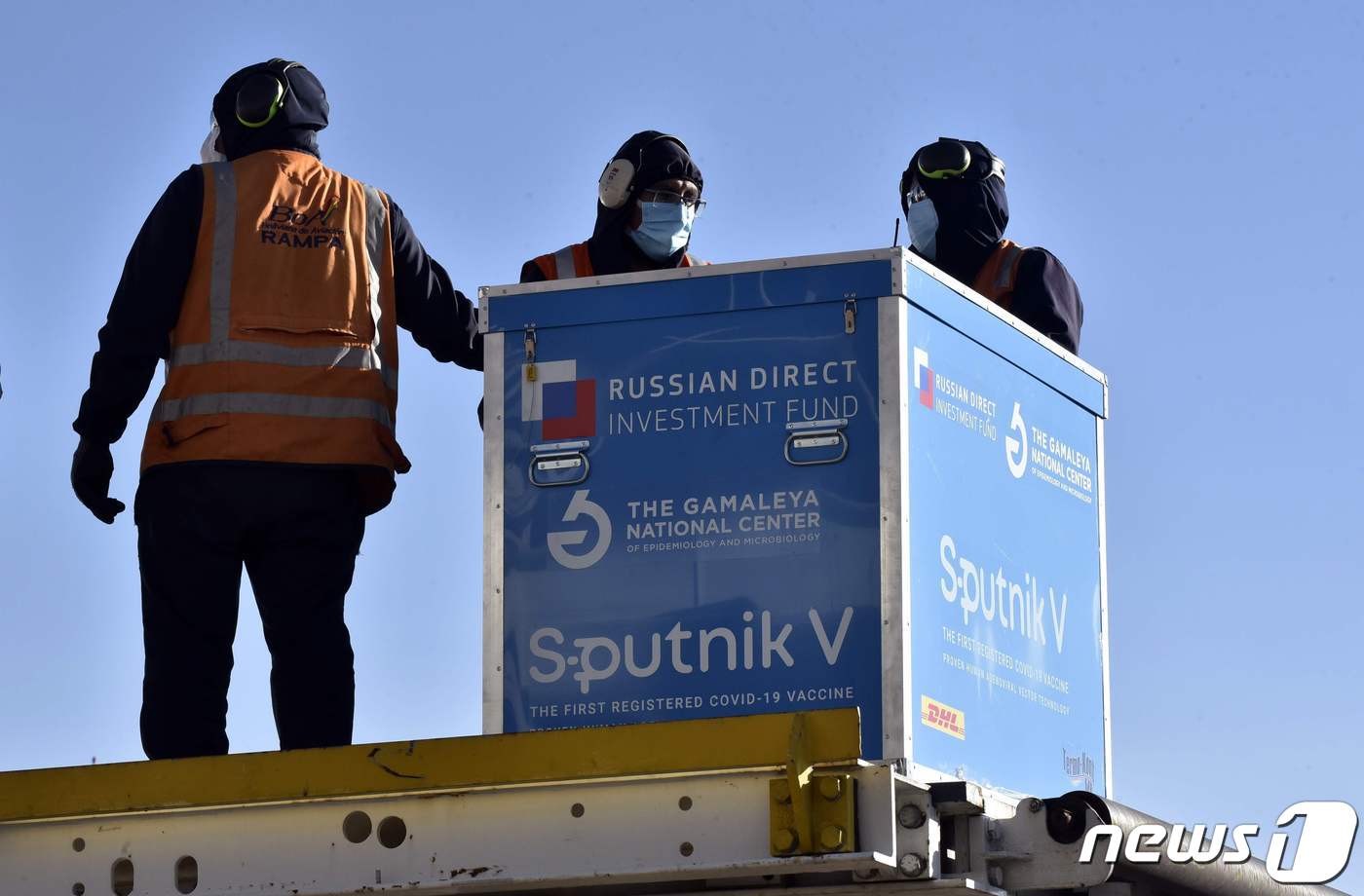 (엘 알토 AFP=뉴스1) 우동명 기자 = 28일(현지시간) 볼리비아의 엘 알토 국제공항에 러시아의 스푸트니크V 코로나19 백신 첫 선적분이 도착해 공항 직원들이 하역을 하고 있다 …