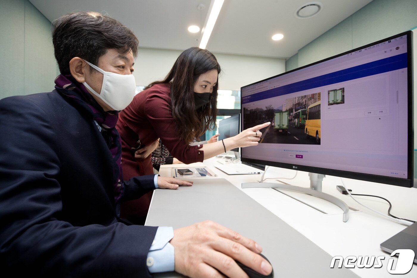 본문 이미지 - 장석영 과학기술정보통신부 제2차관이 29일 오전 서울 강남구 크라우드웍스에서 엄재연 크라우드웍스 팀장으로부터 '데이터라벨링' 과정 설명을 듣고 있다. (과학기술정보통신부 제공) 2021.1.29/뉴스1