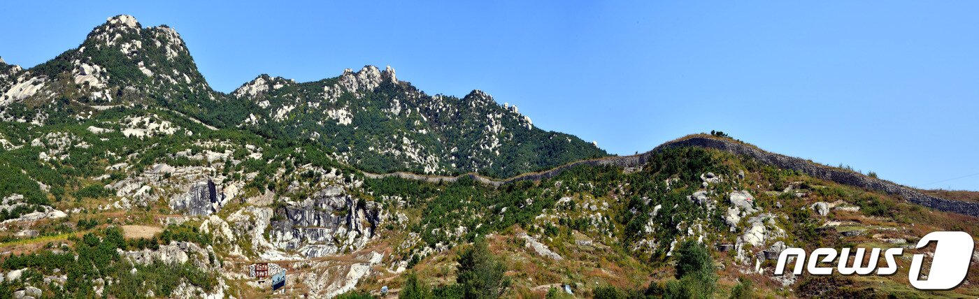 본문 이미지 - 송악산 능선에 남아 있는 발어참성(勃禦塹城)의 서쪽 성곽 모습. 발어참성은 고려가 성립되기 전인 896년에 축조된 성으로 외성 성벽을 겸하고 있는 북벽, 서벽과 동벽의 북쪽 일부 구간만이 남아있다. (미디어한국학 제공) 2021.01.30.ⓒ 뉴스1