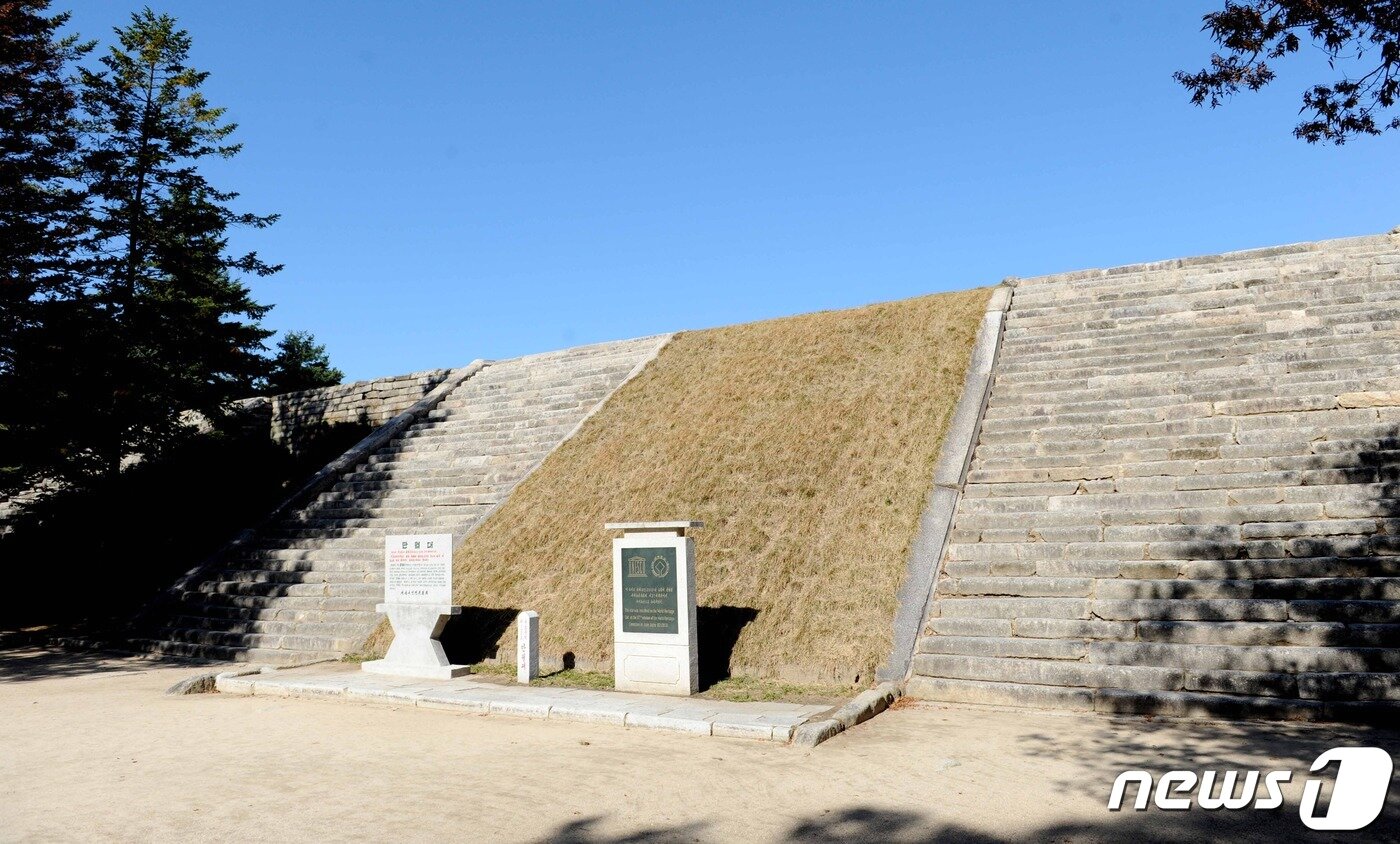 본문 이미지 - 고려 왕궁터인 만월대로 올라가는 4개의 계단. 33단으로 된 4개의 계단을 오르면 기본 정전인 회경전터가 나온다. (미디어한국학 제공) 2021.01.30.ⓒ 뉴스1