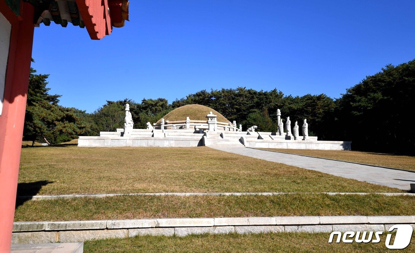 본문 이미지 - 고려 태조 왕건과 왕비의 합장묘인 현릉(顯陵) 전경. (미디어한국학 제공) 2021.01.30.ⓒ 뉴스1