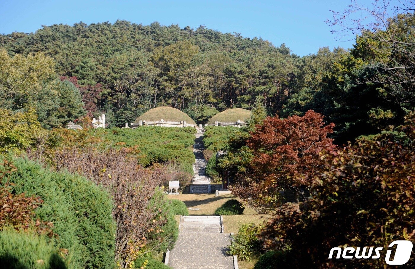 본문 이미지 - 고려 31대 공민왕과 왕후의 무덤인 현릉과 정릉(玄陵·正陵) 전경. 왼쪽이 공민왕(현릉), 오른쪽이 노국공주의 무덤(정릉)이다. (미디어한국학 제공) 2021.01.30.ⓒ 뉴스1