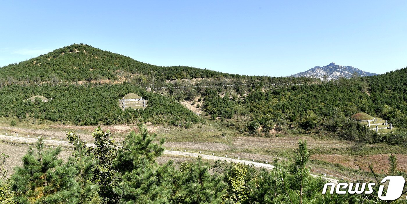 본문 이미지 - 개성시 해선리 왕건릉의 서남쪽에 있는 명릉군(明陵群) 전경. (평화경제연구소 제공) 2021.01.30.ⓒ 뉴스1