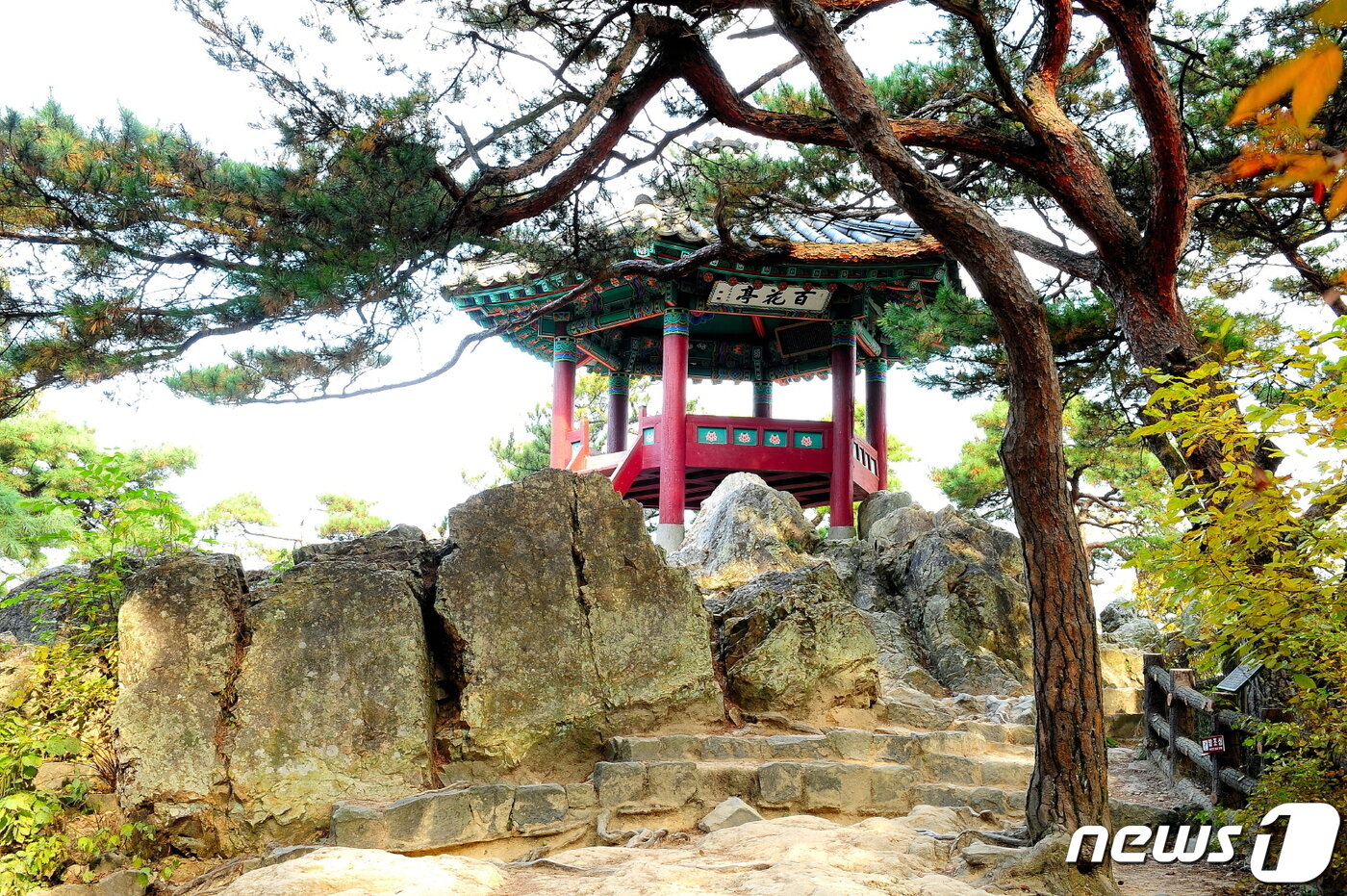 본문 이미지 - 충남 부여군 부여읍 부소산성에 있는 백화정. 이 아래 삼천궁녀 전설이 깃든 낙화암이 있다. (부여군 제공)ⓒ 뉴스1