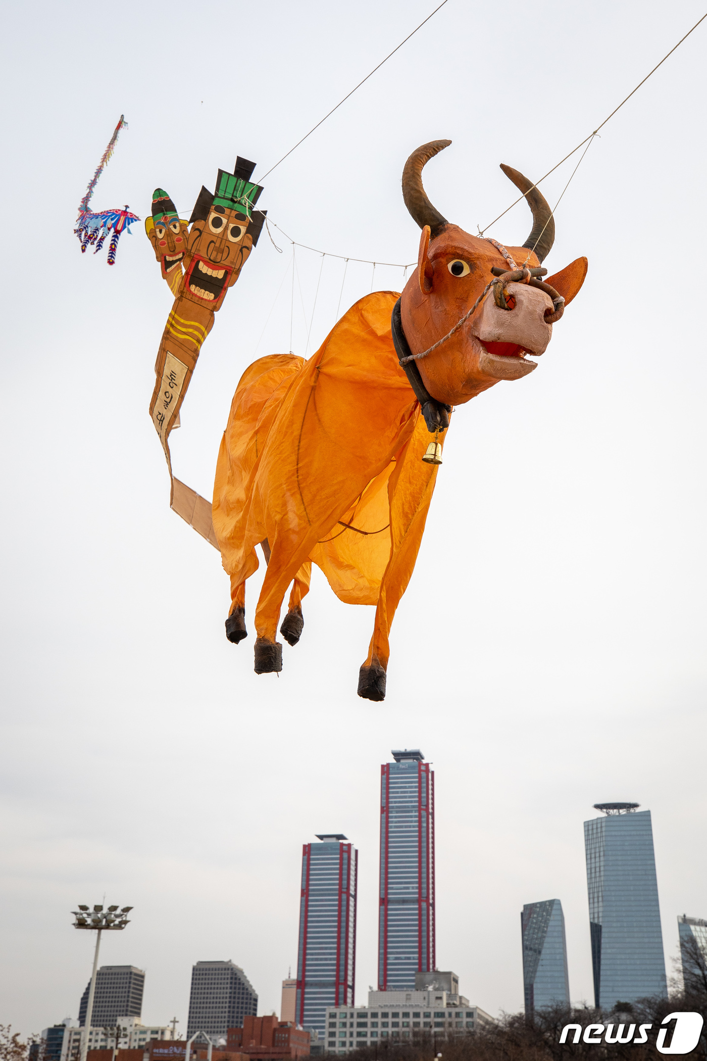 (서울=뉴스1) 유승관 기자 = 2021 신축년 새해를 맞아 3일 오후 서울 여의도 한강공원에서 리기태 방패연명장과 연꾼 백희열씨가 신종 코로나바이러스 감염증(코로나19) 퇴치를 …