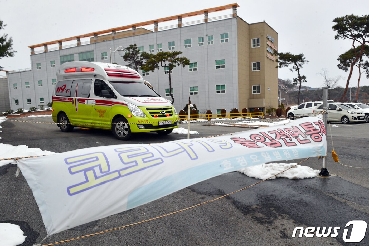 본문 이미지 - 지난달 3일 오후 광주 광산구 효정요양병원에서 방역당국 관계자들이 코로나19 확진자를 이송하고 있다. 이날 오후 2시 기준 해당요양병원 간호사와 요양보호사 등 종사자 9명과 입소환자 등 53명이 이틀 사이 코로나19 확진 판정을 받았다. 2021.1.3/뉴스1 ⓒ News1 황희규 기자