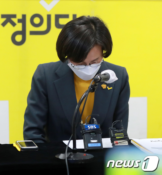 Kang Eun-mi, who bowed his head, “Because of the fate of the party…”