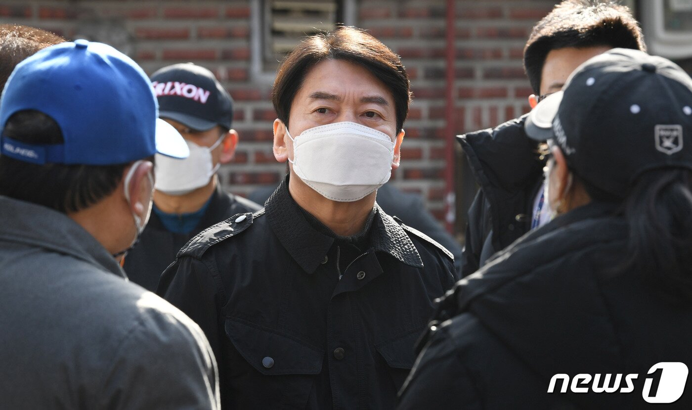 본문 이미지 - 안철수 국민의당 대표가 31일 오전 서울 성북구 재개발 시급지역을 방문해 현장을 둘러보고 있다. 2021.01.31/뉴스1 ⓒ News1 국회사진취재단