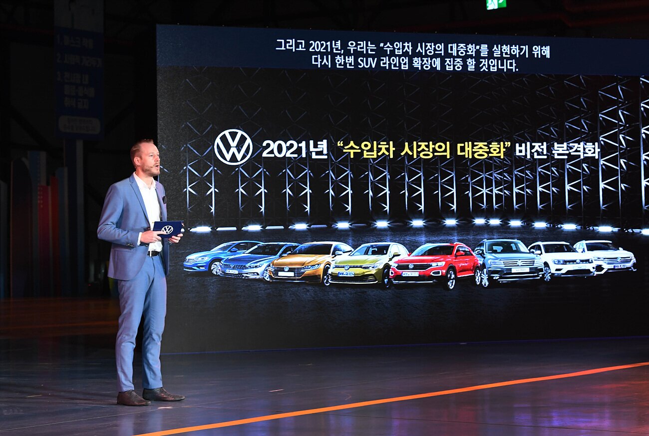 본문 이미지 - 지난 29일 서울 강남구 세텍(SETEC)에서 열린 폭스바겐 콤팩트 SUV 티록 론칭 행사에서 슈테판 크랍 폭스바겐코리아 사장이 제품을 설명하고 있다. (폭스바겐코리아 제공)ⓒ 뉴스1