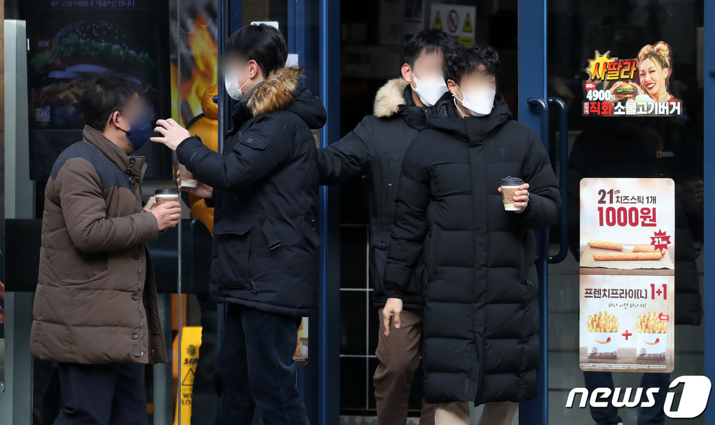 (서울=뉴스1) 김진환 기자 = 정부가 국내 신종 코로나바이러스 감염증(코로나19) '3차 대유행' 확산세를 꺾기 위해 현재 사회적 거리두기(수도권 2.5단계·비수도권 2단계) 기 …