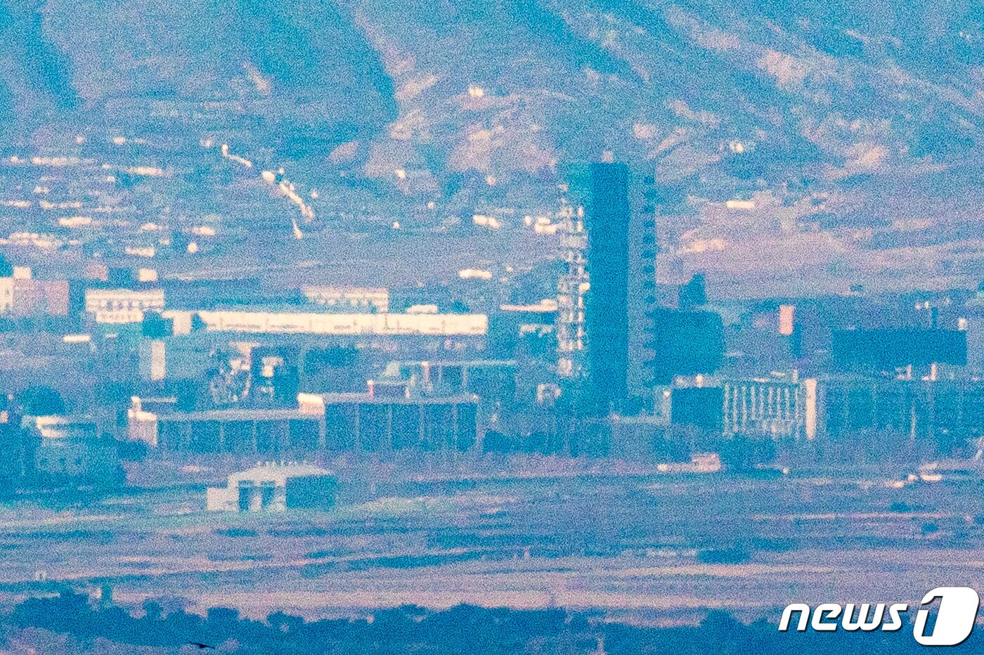 본문 이미지 - 4일 북한 노동당 기관지 노동신문은 '당 제8차 대회를 앞둔 시점' '당 제8차 대회가 열리는 뜻깊은 올해' '역사적인 당 제8차 대회를 향한' 등의 어구를 사용하며 8차 당 대회를 앞두고 있음을 시사했다. 하지만 아직 구체적인 당 대회 개최 시점은 밝히지 않았다. 미국의 새 행정부 취임을 2주 앞두고 열릴 예정인 당대회에서 김정은 국무위원장의 대외 메시지에 관심이 쏠리고 있다. 4일 파주 접경지역에서 바라본 개성공단 내 남북공동연락사무소가 폭파된 채 방치된 모습. 2021.1.4/뉴스1 ⓒ News1 유승관 기자