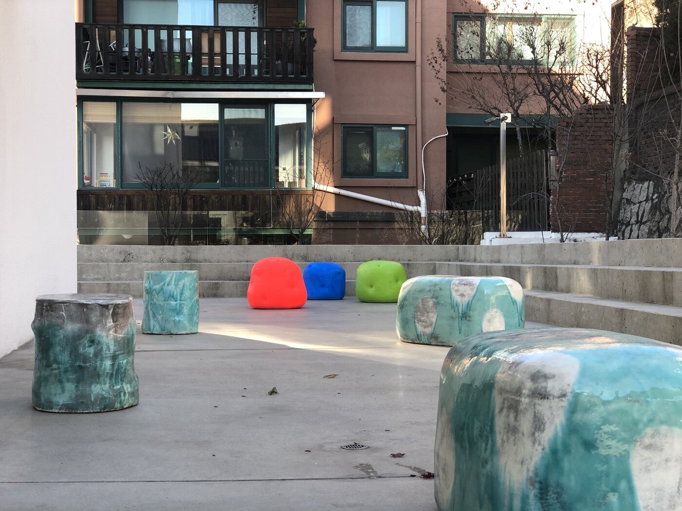 본문 이미지 - '이헌정의 도자, 만들지 않고 태어난' 전시 전경.(박여숙화랑 제공)ⓒ 뉴스1