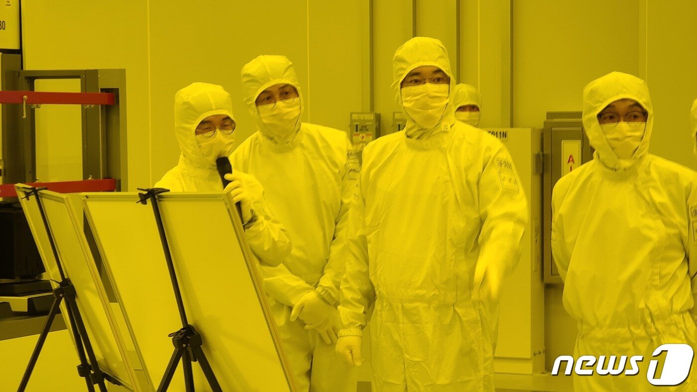 본문 이미지 - 이재용 삼성전자 부회장이 지난 1월 4일 경기도 평택에 위치한 반도체 사업장을 방문, EUV(극자외선) 파운드리 전용라인을 점검하는 모습(삼성전자 제공) 2021.1.4/뉴스1