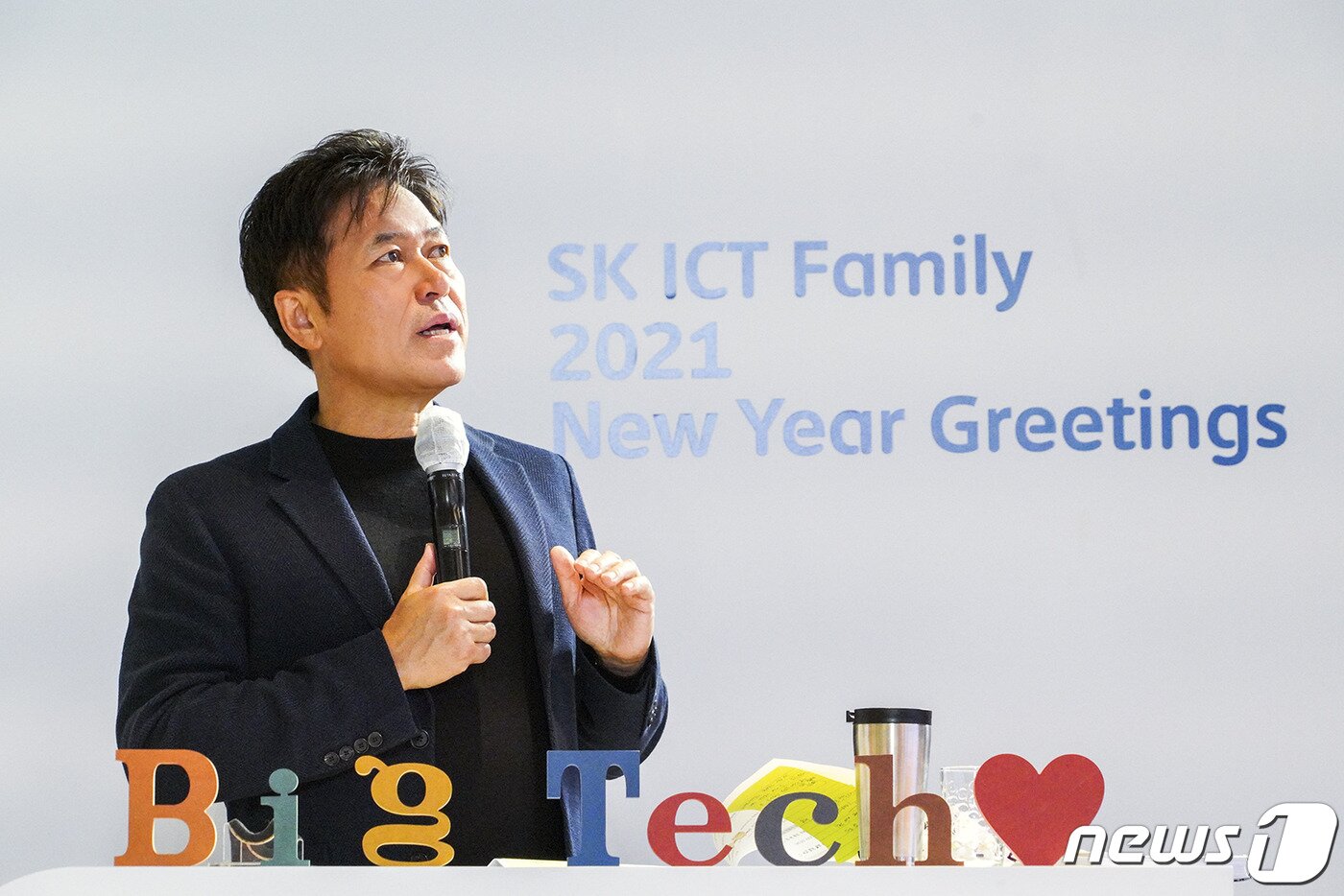 본문 이미지 - 박정호 SK텔레콤 CEO(사장)는 이날 신년사에서 포스트 코로나 시대의 혁신을 위한 통신업을 넘나드는 비즈니스 초협력·개방성과 인공지능(AI)을 강조했다.(SKT 제공) ⓒ 뉴스1