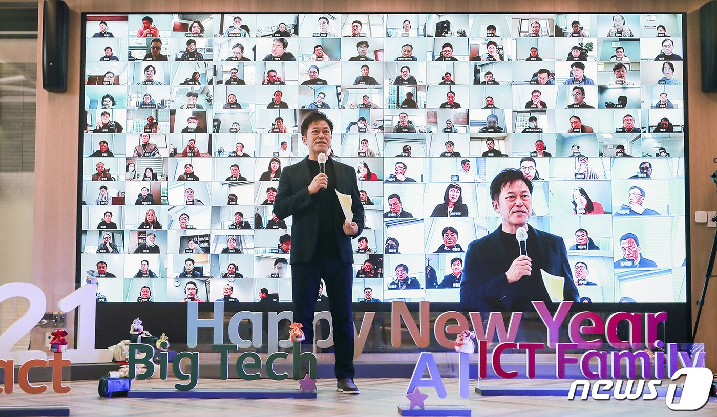 본문 이미지 - SK텔레콤이 지난 2020년 미디어·보안·커머스 등 '뉴 ICT'(New ICT) 사업 매출의 두자릿수 성장에 힘입어 매출과 영업이익 모두 크게 늘었다. 사진은 SK텔레콤 박정호 사장. /뉴스1