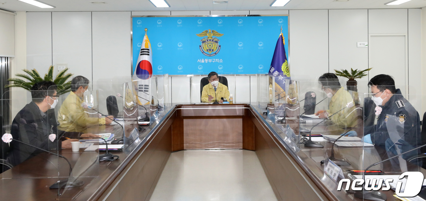 (서울=뉴스1) 이승배 기자 = 이용구 법무부 차관이 5일 오전 서울 송파구 서울동부구치소에서 신종 코로나바이러스 감염증(코로나19) 대응 실태 보고를 받고 있다.서울동부구치소 관 …