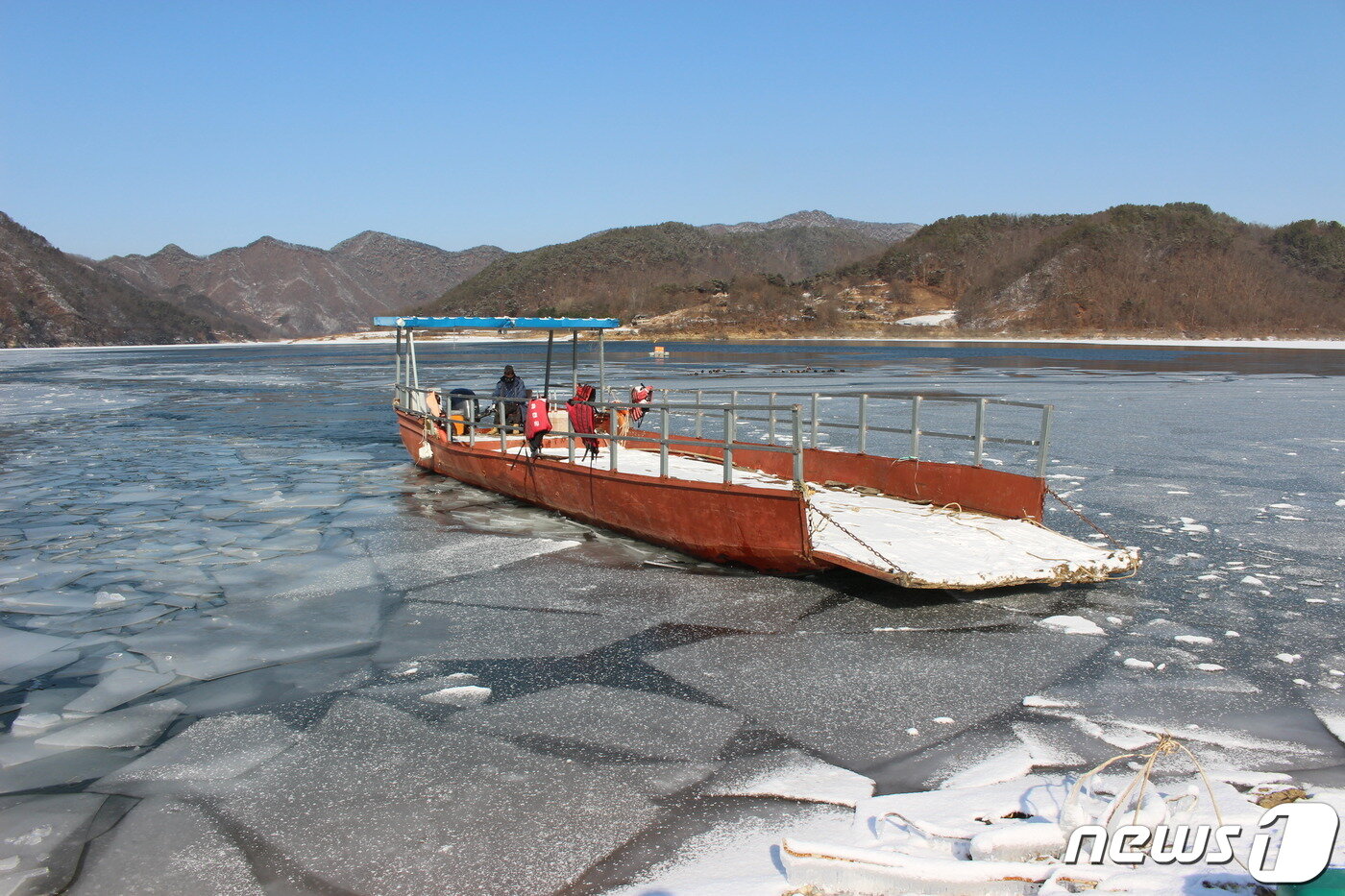 본문 이미지 - 대청호 연안 충북 옥천 오대마을  주민이 얼음을 깨며 철선을 겨우 운항을 하고 있다. ⓒ 뉴스1