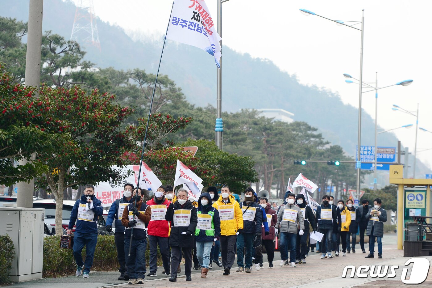 본문 이미지 - 5일 오전 전남 무안군 더불어민주당 전남도당 앞에서 전금금속노조 광주전남지부가 중대재해기업처벌법 제정을 촉구하는 기자회견을 마친 뒤 도보행진을 하고 있다.2021.1.5/뉴스1 ⓒ News1 정다움 기자