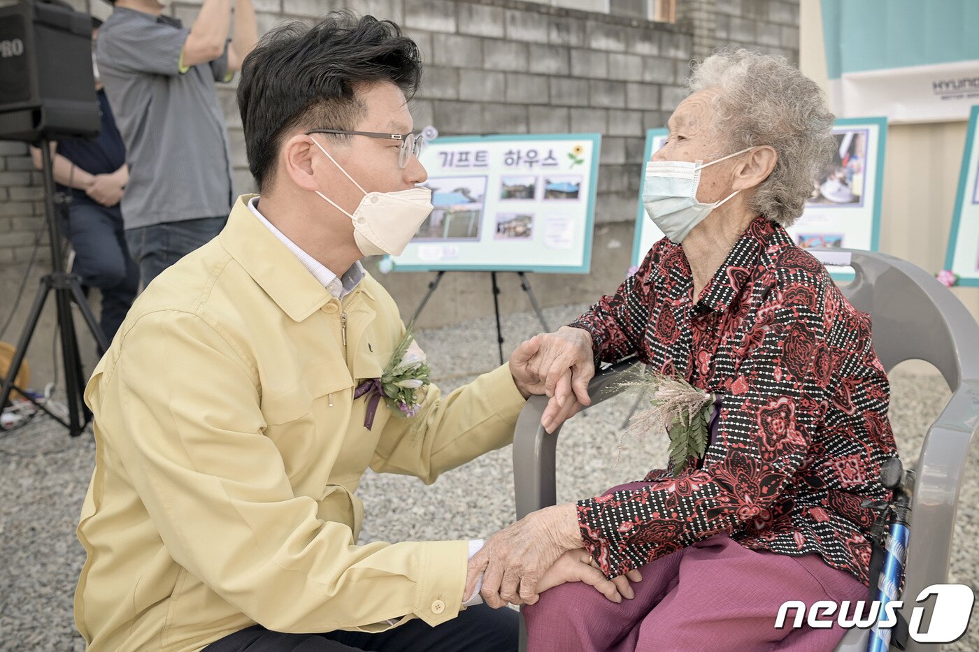 본문 이미지 - 김정섭 공주시장이 기프트 하우스 입주행사에서 노인들과 대화를 나누고 있다.ⓒ 뉴스1