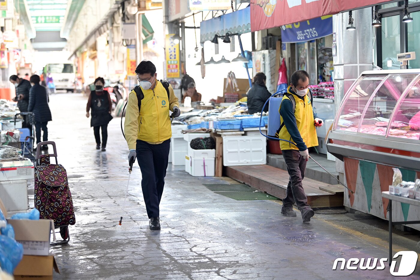 본문 이미지 - 김정섭 공주시장이 방역 활동을 펄치고 있다.ⓒ 뉴스1